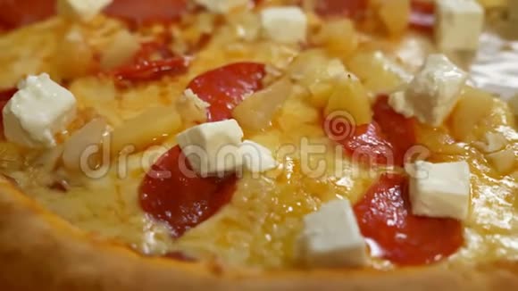 在桌上拍披萨上面覆盖着美味的奶酪和肉是精心制作和新鲜的视频的预览图