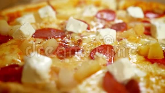 巨量佐餐制作了美味的披萨上面有奶酪和肉等待食用美味可口视频的预览图