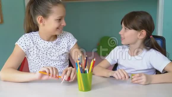 快乐的女孩在一起谈论磨铅笔视频的预览图