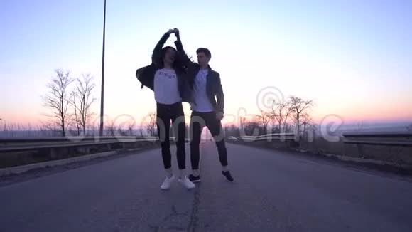 两名舞者在路上跳舞一名男子将在空中表演支持视频的预览图