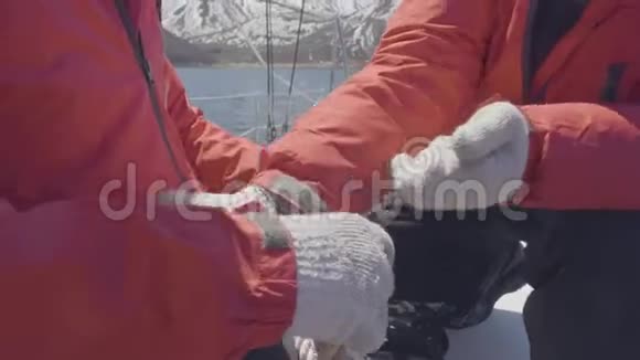 水手男子在帆船上用绳索系海结的手视频的预览图