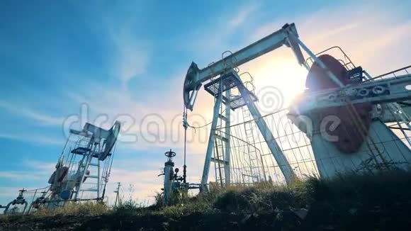 工作过程中大量的采油复合物石油工业石油工业石油部门的概念视频的预览图