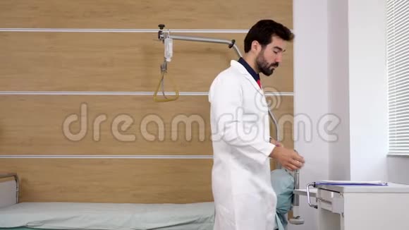 医院会议室的男医生开始谈话视频的预览图