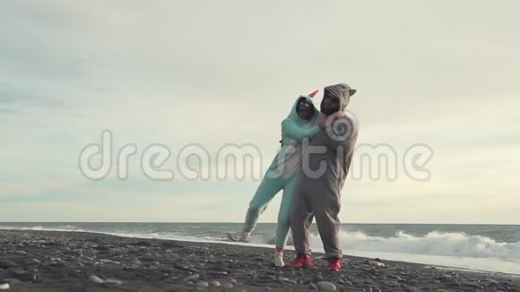 男人正在举着他的女朋友既在基古鲁米又站在海边视频的预览图