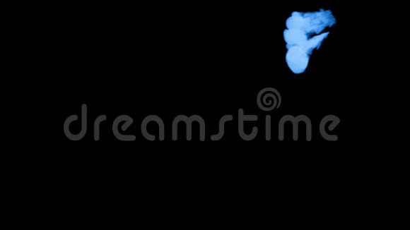 蓝色辉光墨水溶于水的三维渲染模拟墨水注入VFX效果与Luma哑光黑色1号蓝色视频的预览图