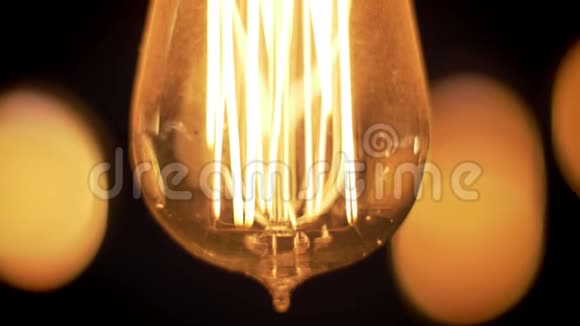 椭圆复古灯悬挂在黑暗的波克风格夜间咖啡馆视频的预览图