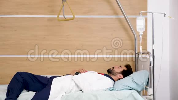 劳累的医生在工作时间睡在病床上视频的预览图