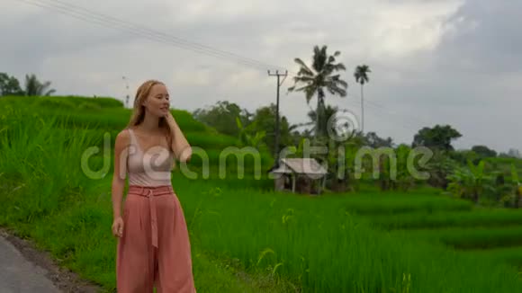 访问巴厘岛Jatiluwih米台的年轻妇女视频的预览图
