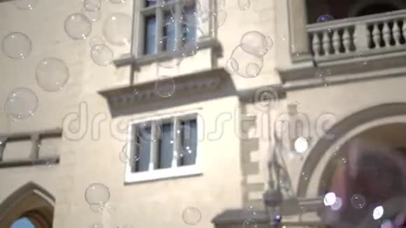 夏季在克拉科夫广场的历史住宅里泡沫塑料正在飞舞视频的预览图