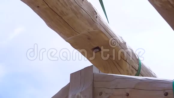 施工现场安装木梁房屋屋架系统剪辑不完整的房屋视频的预览图