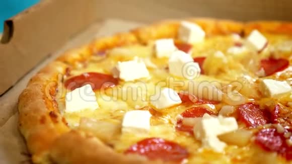 特写美味的披萨摆在桌子上而双手正在分离美味的切片上面有奶酪和肉快餐视频的预览图