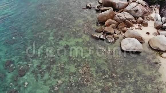 著名的祖父和祖母岩石位于泰国苏梅岛的蓝色海岸欣泰欣怡视频的预览图