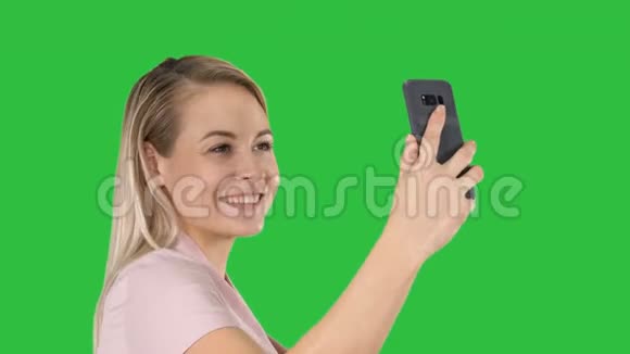 漂亮漂亮可爱的女士在绿色屏幕上自拍Chroma键视频的预览图