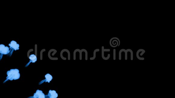 蓝色辉光墨水溶于水的三维渲染模拟墨水注入VFX效果与Luma哑光黑色的蓝色6视频的预览图
