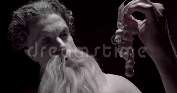 希腊神狄奥尼索斯的活像肖像带葡萄4k视频的预览图