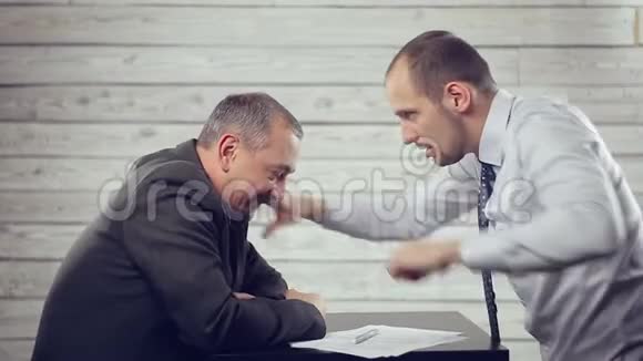 两个商人签订合同视频的预览图