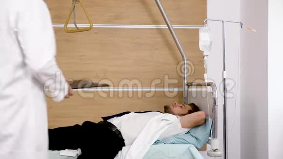 疲惫的医生躺在病床上休息视频的预览图