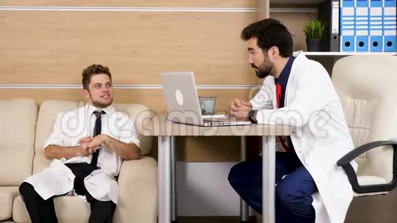 两位现代办公室的男医生在谈论医疗案例视频的预览图
