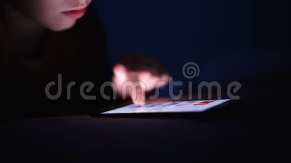 特写手指在平板电脑上滚动输入短信视频的预览图