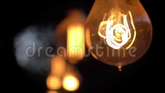 圆形复古灯悬挂在黑暗的波克风格夜间咖啡馆视频的预览图