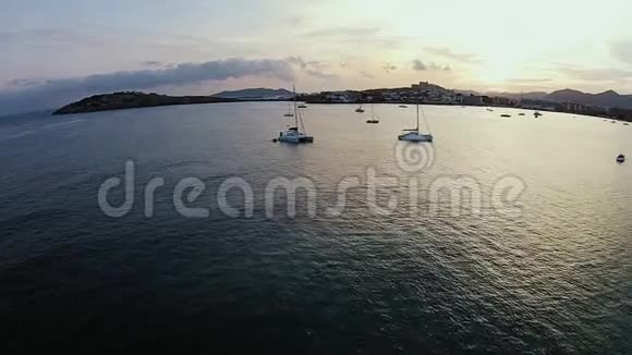 伊比萨海岸附近船只和游艇的空中拍摄日落视频的预览图