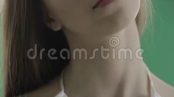在绿色背景下微笑性感的年轻女人的嘴唇视频的预览图