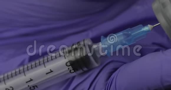 医生给注射器注射疫苗准备注射给病人视频的预览图