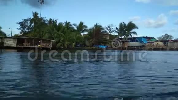 人乘船出海水滴落在他身上极端冒险暑假视频的预览图