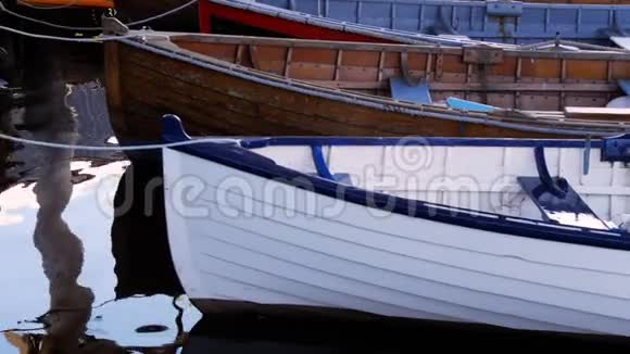 几只木制的小艇被绑在码头上视频的预览图