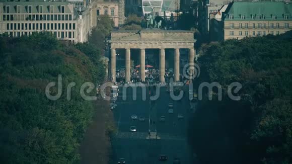 德国柏林最著名的地标之一勃兰登堡门附近拥挤的旅游胜地视频的预览图