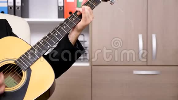 为穿着黑色西装戴着红领带演奏着吉他面目全非的商人打烊视频的预览图