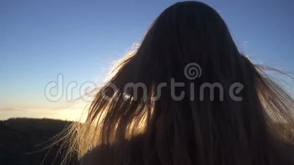 女人头发在阳光下视频的预览图