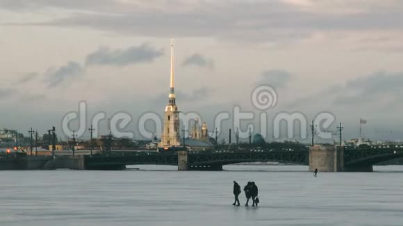 圣彼得堡冰冻的涅瓦河视频的预览图