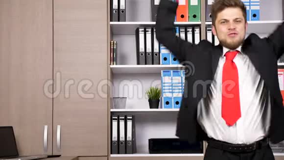 年轻商人在办公室跳舞跳跳的肖像视频的预览图