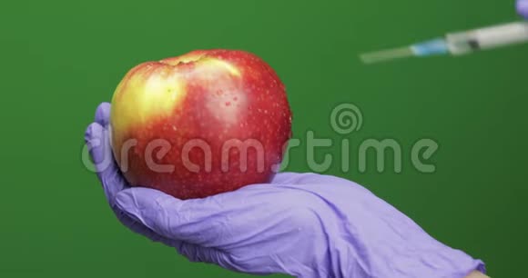 女科学家在苹果里用注射器注射视频的预览图
