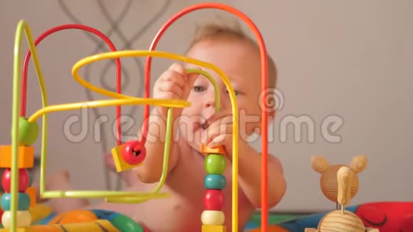 五颜六色的婴儿玩具特殊需要的玩具和游戏婴儿发育早点开始幼儿游戏活动视频的预览图