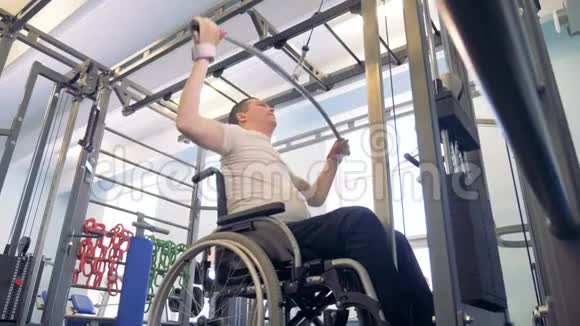 轮椅残疾人举重训练过程视频的预览图