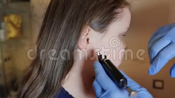 医护人员在美容中心配备专用设备的可爱小女孩视频的预览图