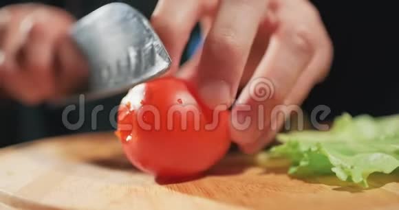 厨师用锋利的刀在木板上切番茄蔬菜沙拉素食新鲜西红柿视频的预览图