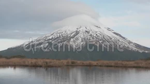 旅行者漫步到新西兰北部岛屿的塔拉那基火山的景色和倒影视频的预览图