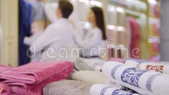 一家人在购物一家人在找浴衣毛巾视频的预览图