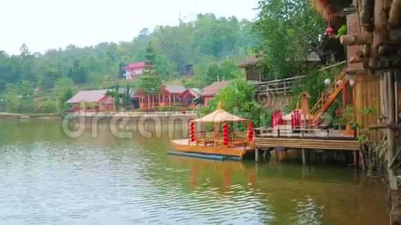 泰国BanRak泰中国云南村的湖畔视频的预览图