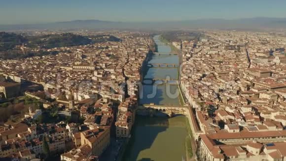 意大利佛罗伦萨著名的PonteVecchio桥和阿尔诺河上的其他桥梁的鸟瞰图视频的预览图