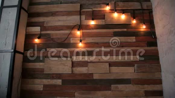 木制砖墙背景上的闪光灯视频的预览图