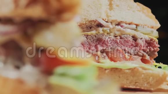 美味的新鲜多汁的熟食汉堡非常美味的空气夹和酱卤牛肉视频的预览图