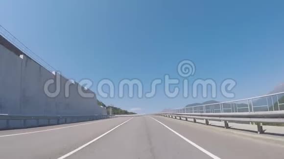 从车上向左转在缆车下的高速公路上在美丽的群山覆盖的背景下视频的预览图
