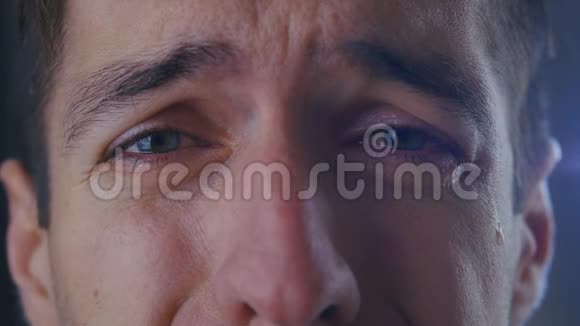 近距离悲伤的男人哭着眼泪视频的预览图