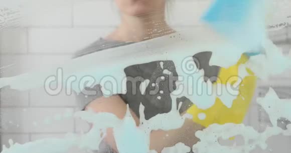 女孩擦满灰尘的玻璃布视频的预览图