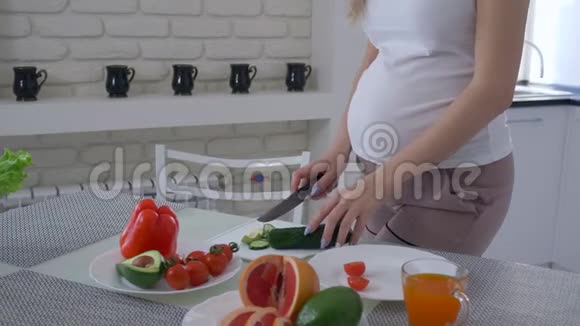 孕妇的营养大肚子的准女正在为健康美味的早午餐做有益的饭菜视频的预览图
