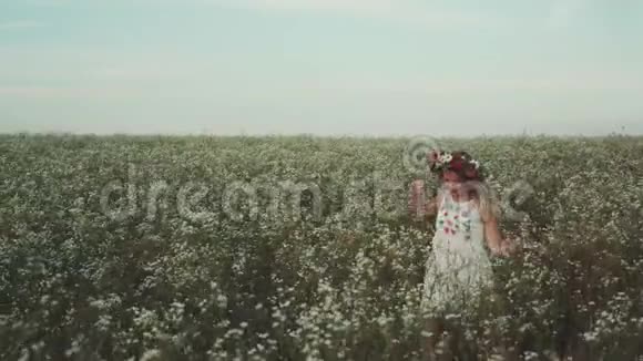 穿着老式服装的女人头上戴花圈穿过田野视频的预览图